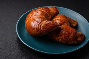 delicioso horneado crujiente croissants como un elemento de un vigorizante, nutritivo desayuno foto