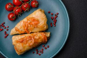 delicioso repollo rollos con carne, arroz, sal, especias y hierbas foto