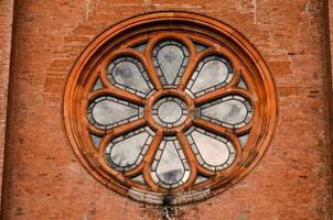 un redondo ventana con un flor diseño en eso foto