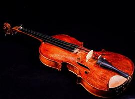 un violín en un negro antecedentes foto