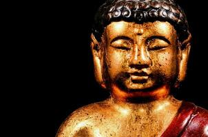 un dorado Buda estatua con rojo paño foto