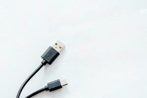 negro USB cargando cable, compatible para muchos dispositivos, aislado en blanco antecedentes. foto