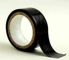un negro cinta en un blanco antecedentes foto