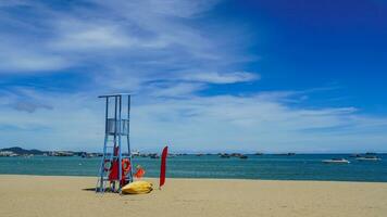 Salvavidas torre en el playa. marina de Pattaya playa borroso azul mar, Pattaya playa foto