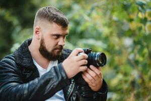 camarógrafo dispara vídeo en un verde parque. foto