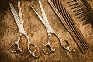 peines y tijeras para cortes de pelo mentira en un estante en el cabina foto