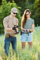 un niña aprende a disparar un pistola con un instructor a el formación suelo foto