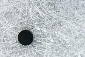 hockey disco mentiras en el nieve de cerca foto