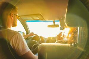 un hombre y su Novia en un coche viaje el mundo en un soleado día foto