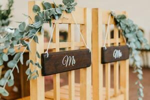 sillas para novia y novio decorado con flores con señales señor y señora para Boda ceremonia foto