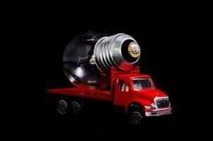 un juguete camión con un ligero bulbo en parte superior foto