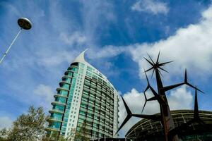 un escultura en frente de un alto edificio foto