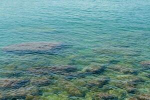 el agua es claro y azul con rocas foto