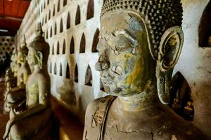 Buda estatuas son forrado arriba en un fila foto