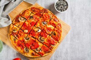 S t. Luis estilo Pizza con tocino, hongos, Tomates y pimientos en un tablero parte superior ver foto