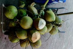 un carro con un manojo de cocos foto