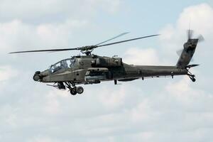 intitulado militar helicóptero a aire base. aire fuerza y Ejército vuelo transporte. aviación y helicóptero transporte y puente aéreo. militar industria. mosca y volador. foto