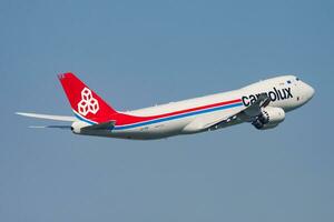 cargolux boeing 747-8 lx-vch carga avión salida y tomar apagado a hong kong chek regazo kok aeropuerto foto