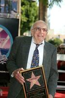 sherwood schwartz sherwood schwartz recibe un estrella en el hollywood caminar de fama los angeles California marzo 7 7 2008 foto