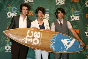 Jonás hermanos en el prensa tienda a el adolescente elección premios 2008 a el universal anfiteatro a universal estudios en los angeles California agosto 3 2008 foto