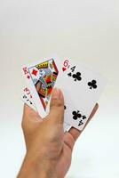 4 4 reyes en un fila jugando tarjetas, aislado en blanco foto