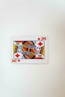 el Rey de corazones jugando tarjeta aislado en blanco antecedentes. recorte camino foto