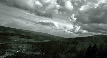 montañas y bosques, aéreo ver foto