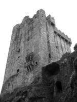 antiguo céltico castillo torre aislado terminado blanco fondo, labia castillo en Irlanda, céltico fortaleza foto