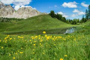 lago espejo ceillac en queyras en hautes alpes en Francia foto