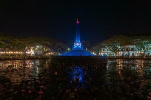 noche a el tugu Monumento, con muy hermosa luces. ubicación en malang, este Java - Indonesia foto