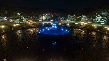 Monumento tugu en malang ciudad a noche, este Java, Indonesia foto