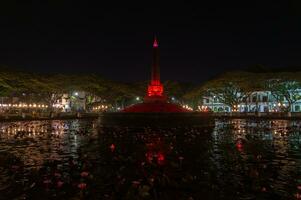 noche a el tugu Monumento, con muy hermosa luces. ubicación en malang, este Java - Indonesia foto