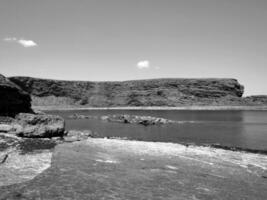 acantilados y atlántico océano, nubes, rocas y laguna, belleza en naturaleza. vacaciones viaje relajación antecedentes foto