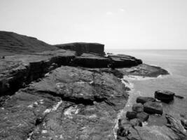 acantilados y atlántico Oceano fondo, rocas y laguna, belleza en naturaleza. vacaciones viaje fondo de pantalla foto