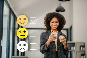 cliente Servicio evaluación concepto. mujer espectáculo cara sonrisa emoticon espectáculo en virtual pantalla desde mirando a mano a inteligente teléfono, tableta foto
