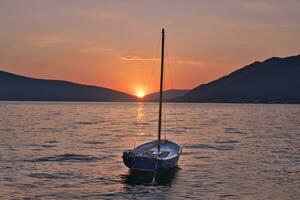 hermosa puesta de sol con pescar barco foto