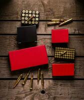 un variedad de cartuchos en cajas munición para varios armas de madera espalda foto