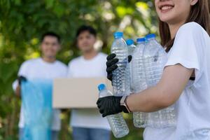 contento joven asiático estudiantes diverso voluntarios con basura pantalones limpieza zona en el parque, el concepto de ambiental conservación en mundo ambiente día, reciclaje, caridad para sostenibilidad. foto