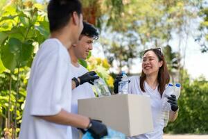 contento joven asiático estudiantes diverso voluntarios con basura pantalones limpieza zona en el parque, el concepto de ambiental conservación en mundo ambiente día, reciclaje, caridad para sostenibilidad. foto