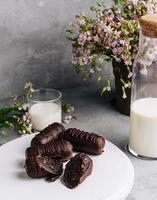 chocolate pastel patata en blanco tablero con Leche foto