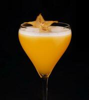 refrescante carambola martini cóctel con champán foto