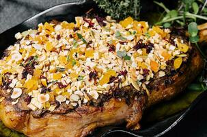 parilla tomahawk filete en negro plato foto