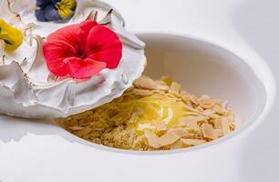 merengue en plato y Almendras con vainilla lactoso foto