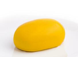 amarillo francés pastel de mousse en plato foto