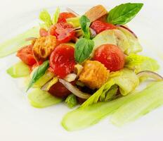calentar ensalada de estofado Cereza Tomates, pepinos y picatostes foto