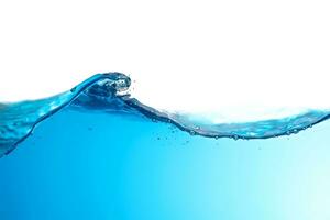 resumen ilustración claro agua superficie con ondas y burbujas hermosa blanco antecedentes. de cerca foto