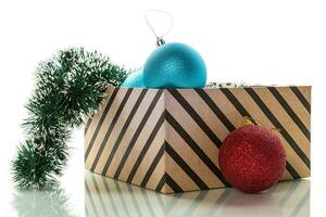 Navidad tarjeta . nuevo años vistoso juguetes en un caja con decoraciones foto
