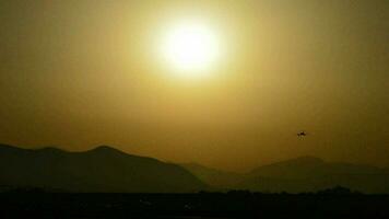 avião passagem e aterrissagem às pôr do sol video