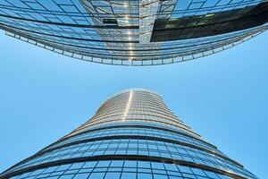 vaso fachada de alto subir edificio con geométrico líneas. moderno arquitectura foto