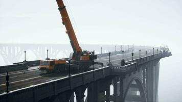 gros auto grue sur le pont en dessous de contraction video